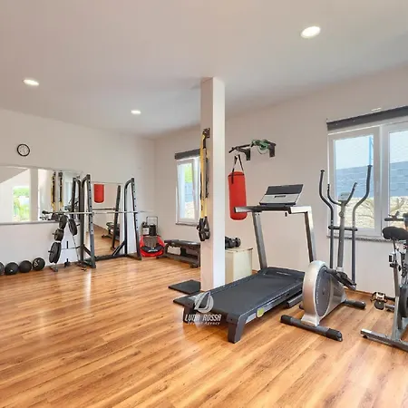 House In Iki I With Pool And Gym * بولا