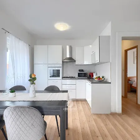 بيت للعطل House In Iki I With Pool And Gym بولا